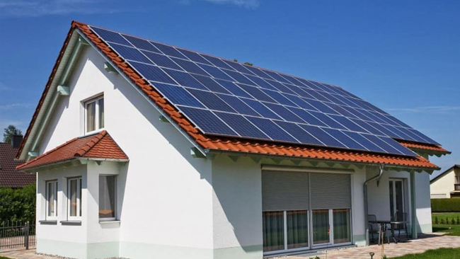 instalarea pe acoperis a panourilor fotovoltaice