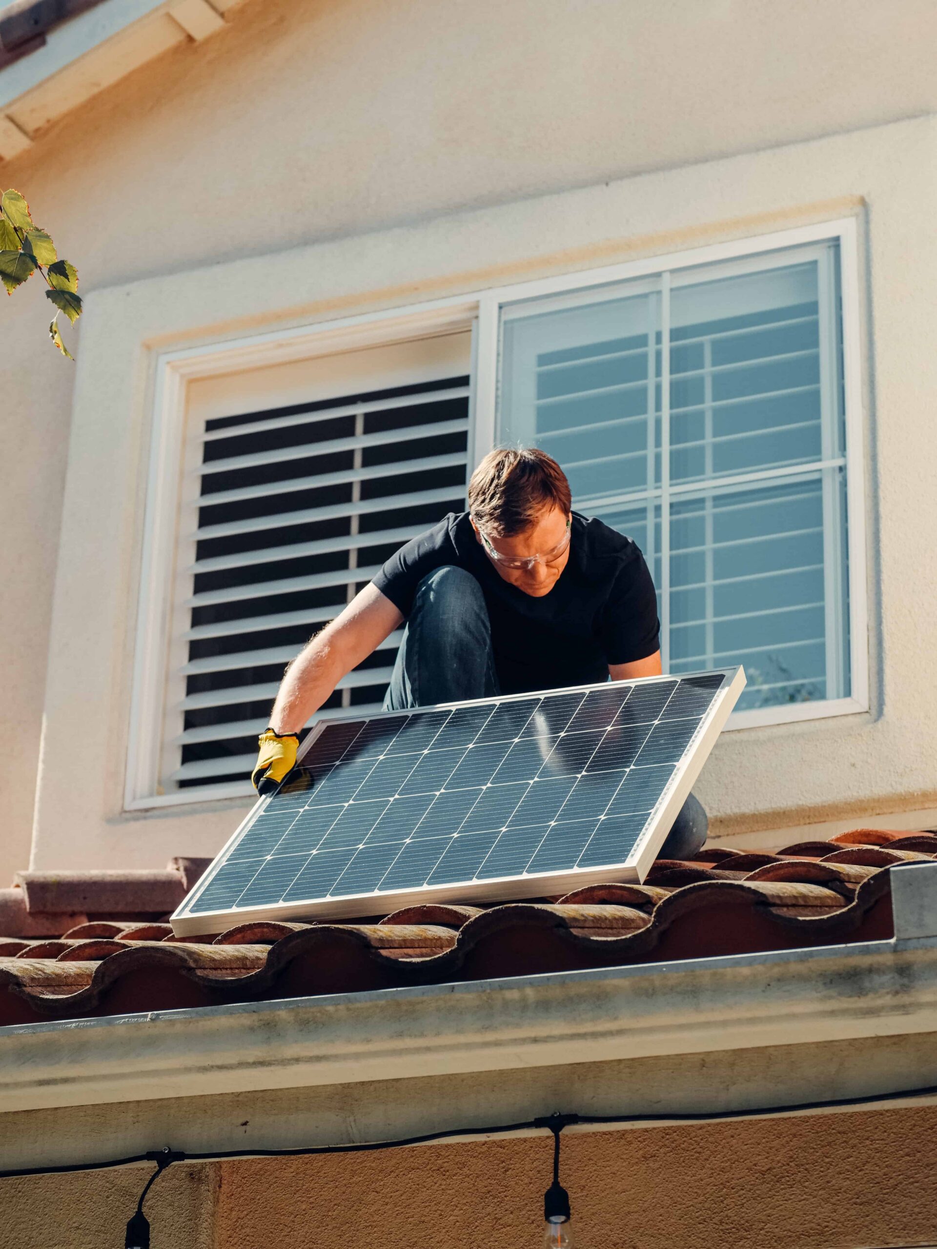 Panouri solare instalate pe acoperișul unei case, captând lumina soarelui pentru a genera energie electrică.