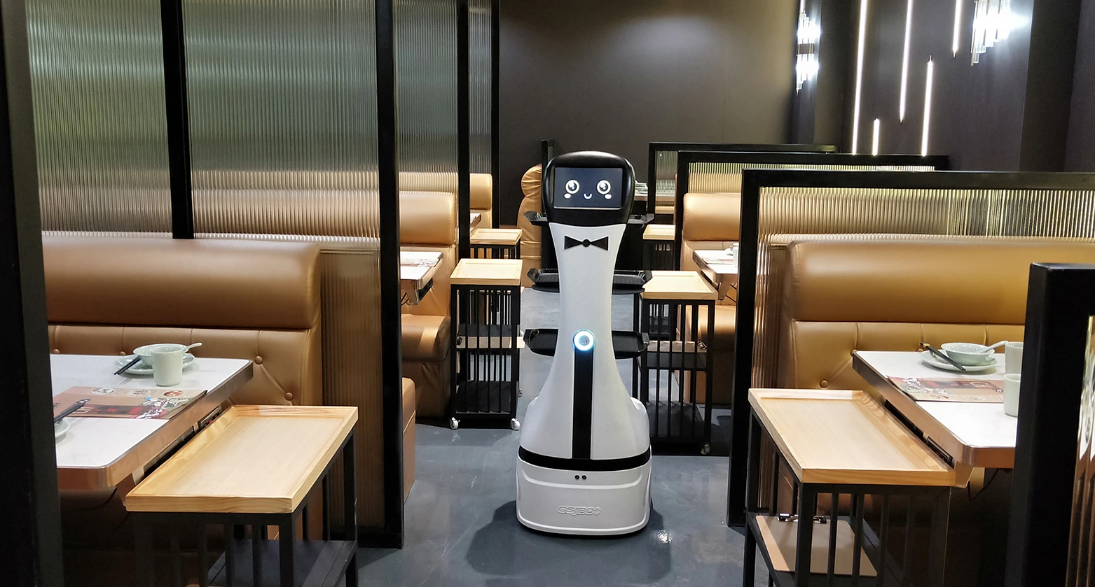 Robotul PANDA într-un restaurant, între mesele clienților