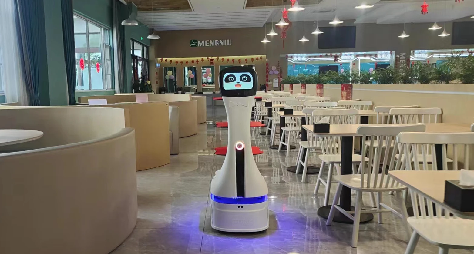 PANDA deplasându-se într-un restaurant luminos
